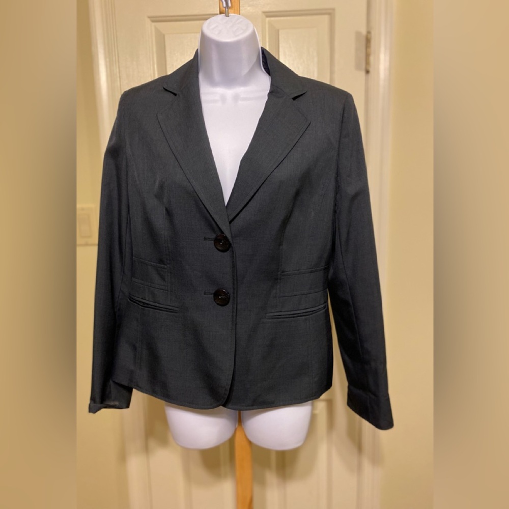 NWOT Jones Wear - Gray 2 button close lined jacket & 2 front pockets,Size: 6